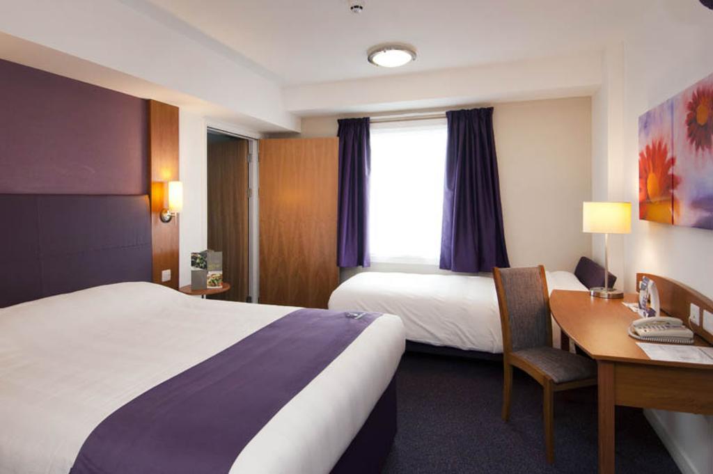 Premier Inn Tonbridge Rum bild