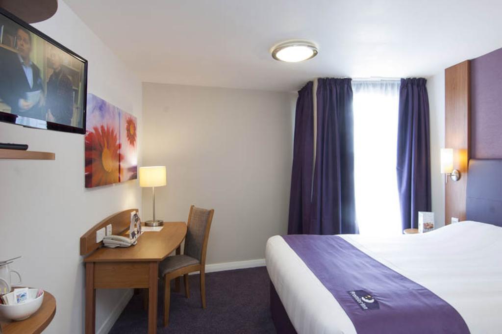 Premier Inn Tonbridge Rum bild