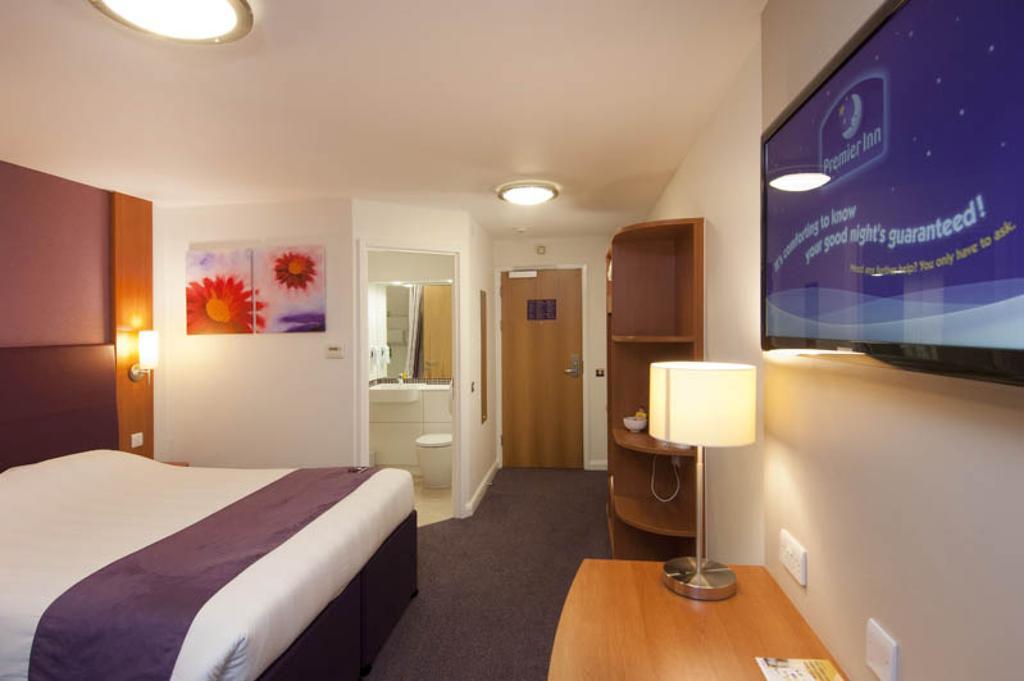 Premier Inn Tonbridge Exteriör bild