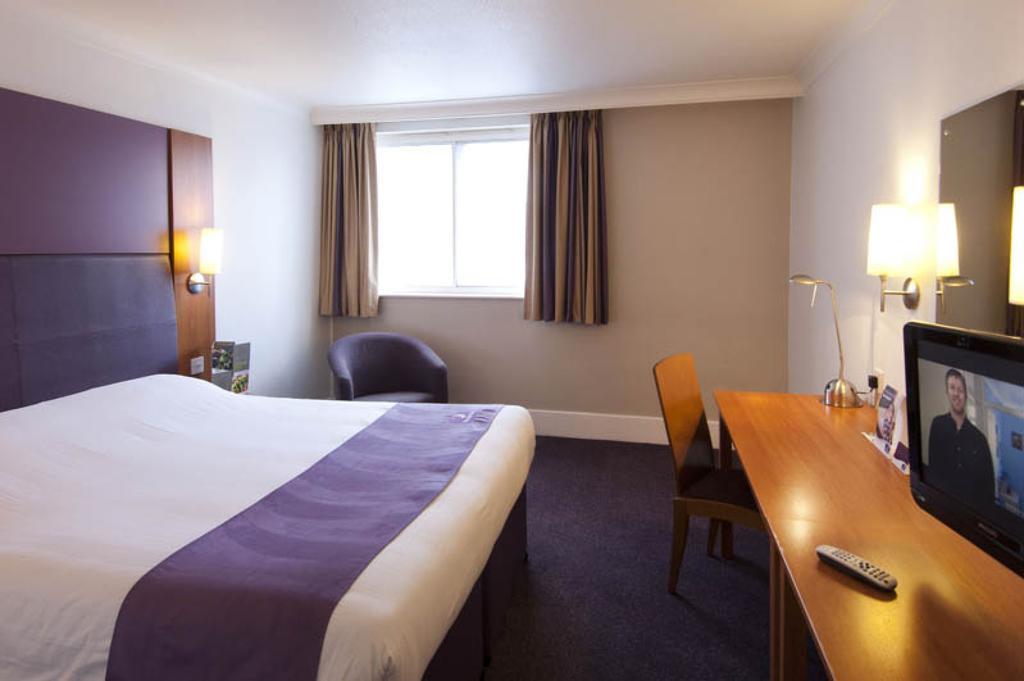 Premier Inn Tonbridge Exteriör bild