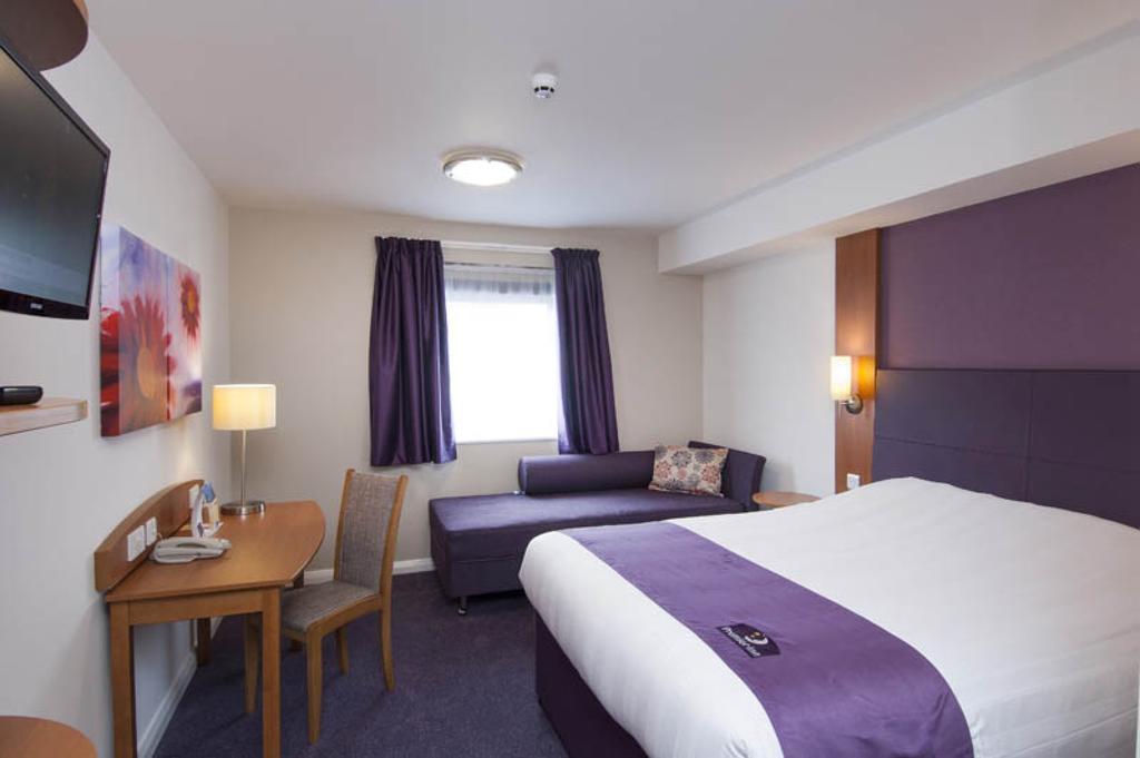 Premier Inn Tonbridge Exteriör bild