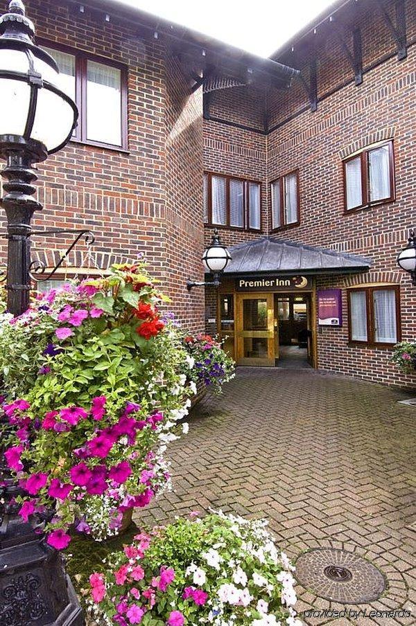 Premier Inn Tonbridge Exteriör bild